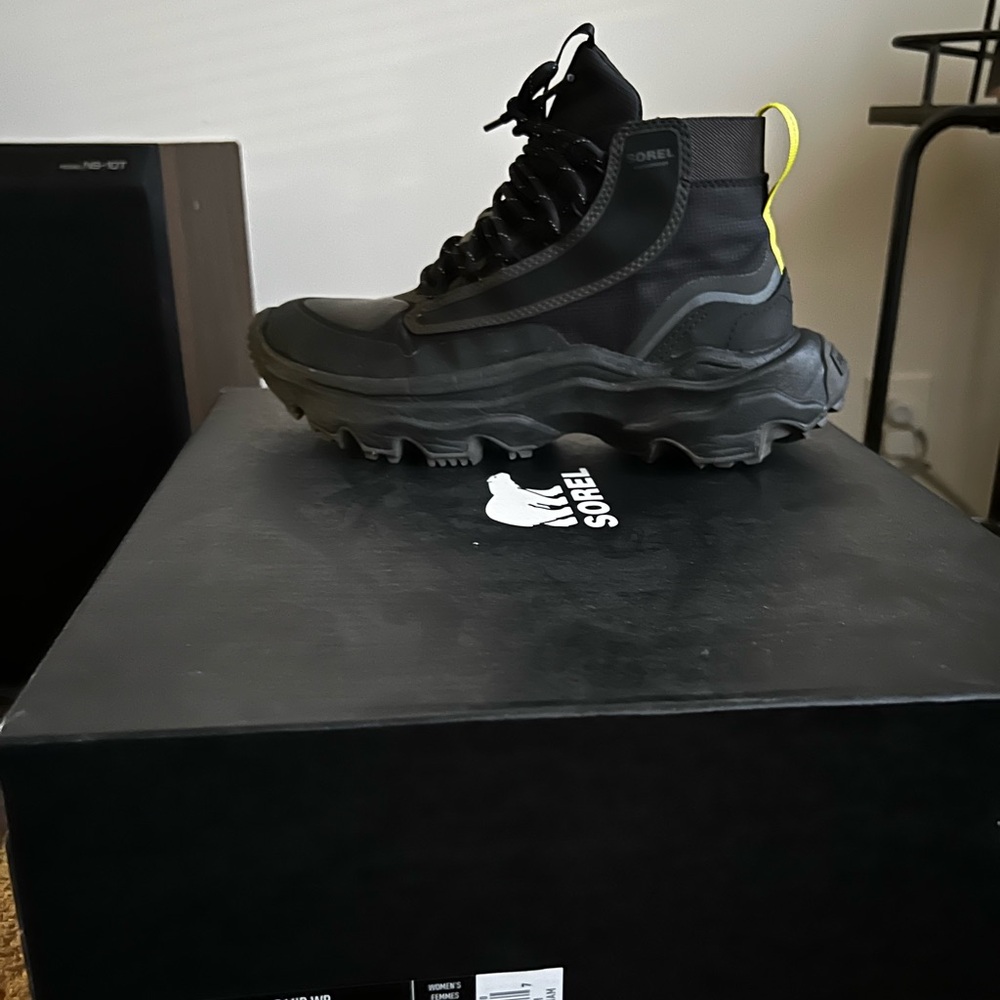 Sorel Kinetic Breakthru Mid Sneaker Waterproof